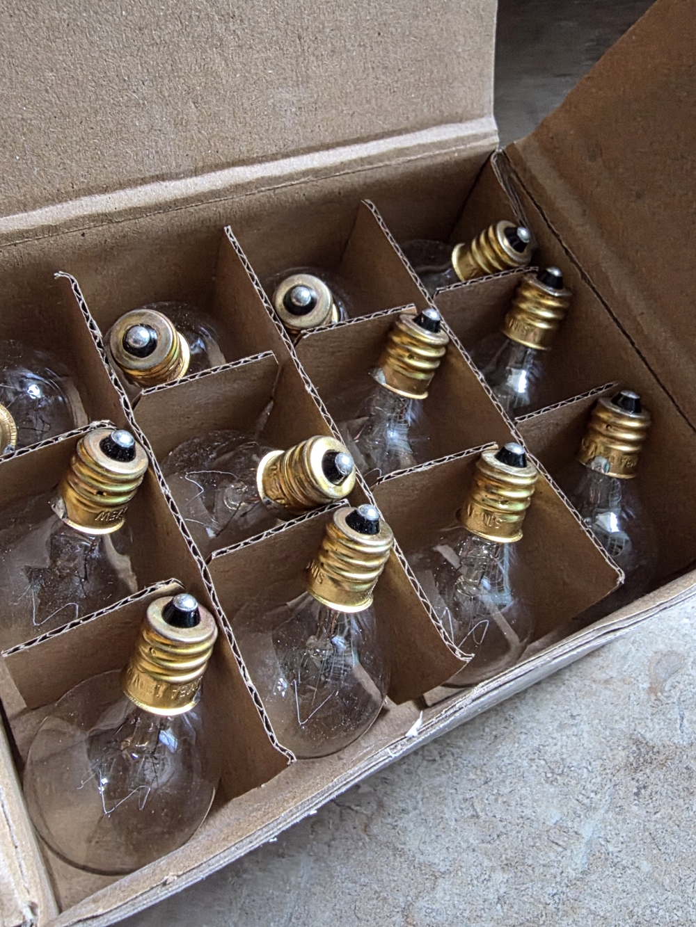 New In Box Simba Clear 25 W Light Bulbs